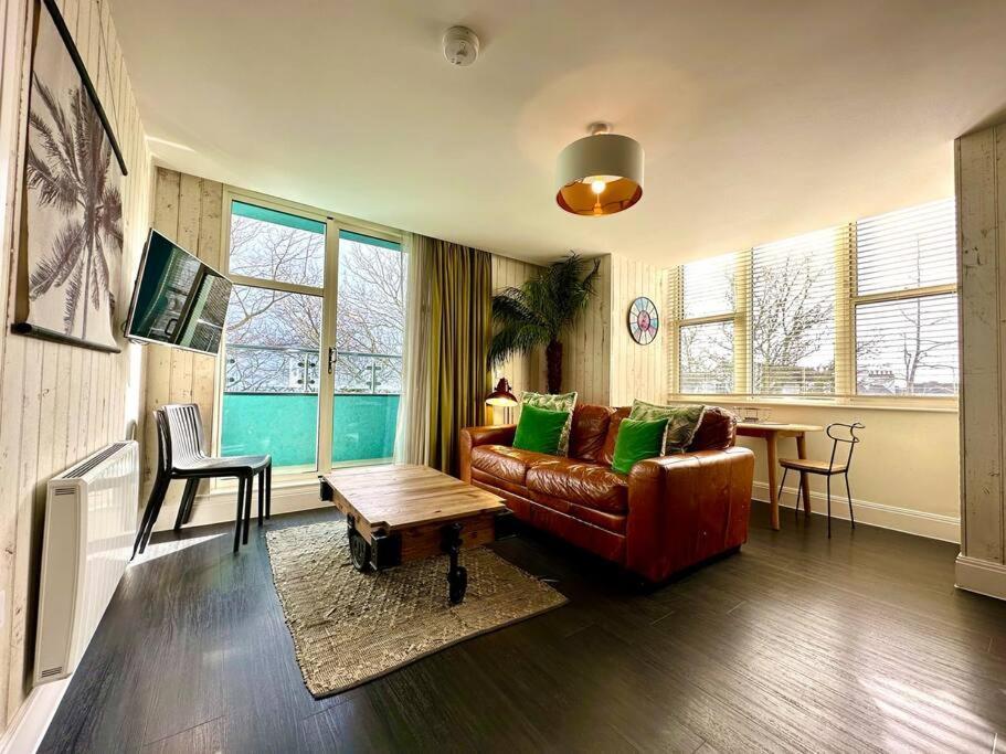 Designer Apartment Inc Free Parking & Fast Wifi 1 Minute Walk To Poole Quay - Great Location - Free Parking - Fast Wifi - Smart Tv - Newly Decorated - Sleeps Up To 2! Close To Poole & Bournemouth & Sandbanks ภายนอก รูปภาพ